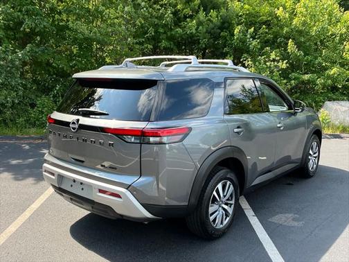 2022 Nissan Pathfinder SL 4WD