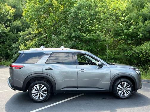 2022 Nissan Pathfinder SL 4WD