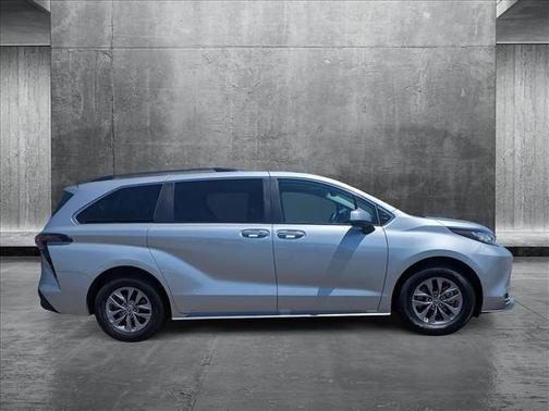 2023 Toyota Sienna XLE 8 Passenger
