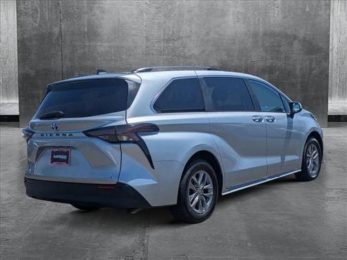 2023 Toyota Sienna XLE 8 Passenger