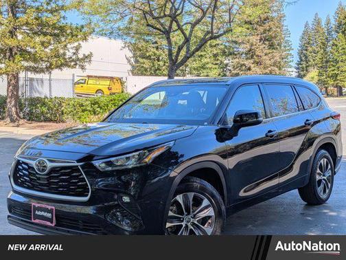 Midnight Black Metallic 2020 Toyota Highlander XLE