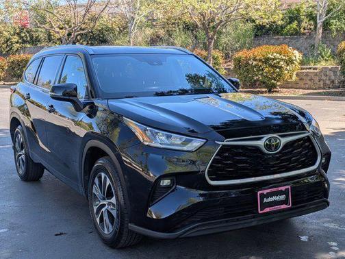 Midnight Black Metallic 2020 Toyota Highlander XLE