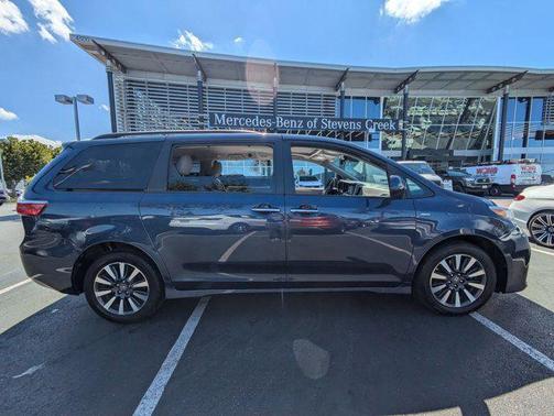 2020 Toyota Sienna XLE