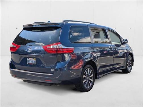 2020 Toyota Sienna XLE