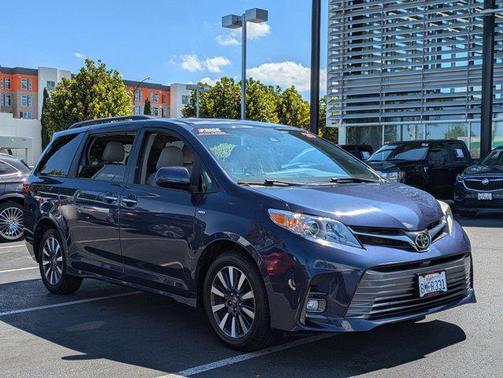 2020 Toyota Sienna XLE