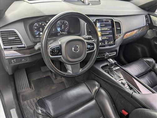 2017 Volvo XC90 T6 Momentum