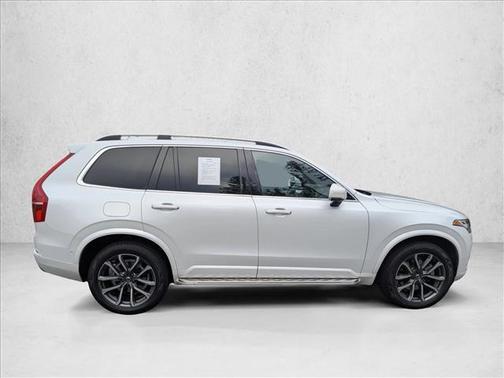 2017 Volvo XC90 T6 Momentum
