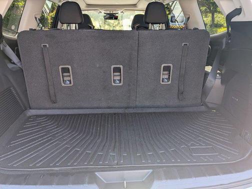 Ice Silver Metallic 2023 Subaru Ascent Limited 7-Passenger