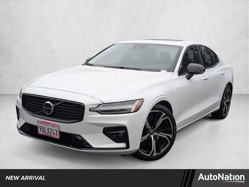2023 Volvo S60 B5 Plus Dark Theme