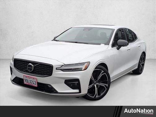 2023 Volvo S60 B5 Plus Dark Theme