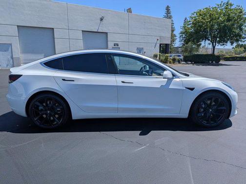 Pearl White Multi-Coat 2019 Tesla Model 3 Mid Range