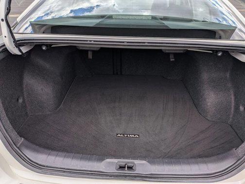 Pearl White Tricoat 2022 Nissan Altima SR FWD