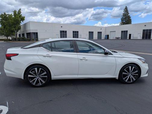 Pearl White Tricoat 2022 Nissan Altima SR FWD
