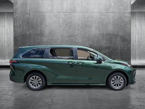 2022 Toyota Sienna LE