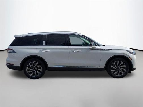 Pristine White Metallic Tri-Coat 2026 Lincoln Aviator Premiere