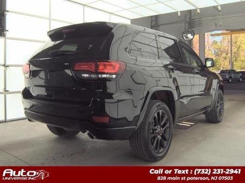 Diamond Black Crystal Pearlcoat 2017 Jeep Grand Cherokee Altitude