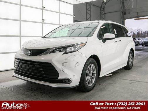 White 2022 Toyota Sienna LE