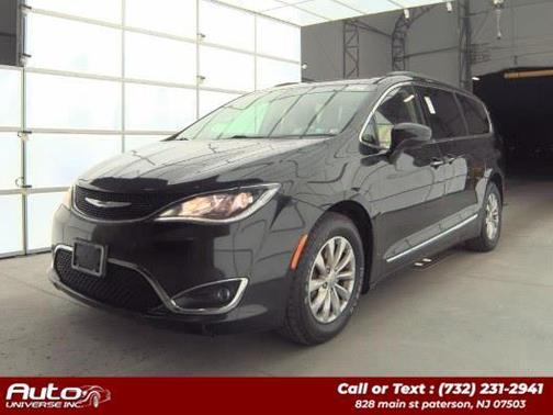 Brilliant Black Crystal Pearlcoat 2017 Chrysler Pacifica Touring-L