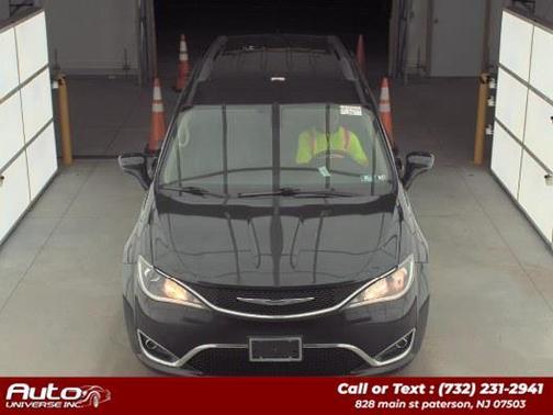 Brilliant Black Crystal Pearlcoat 2017 Chrysler Pacifica Touring-L