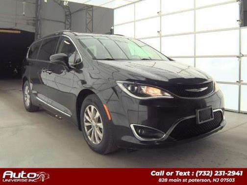 Brilliant Black Crystal Pearlcoat 2017 Chrysler Pacifica Touring-L