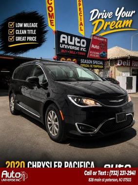 Brilliant Black Crystal Pearlcoat 2017 Chrysler Pacifica Touring-L