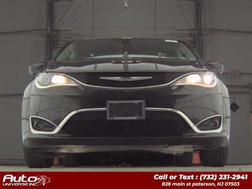 Brilliant Black Crystal Pearlcoat 2017 Chrysler Pacifica Touring-L