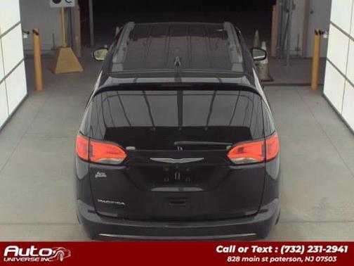 Brilliant Black Crystal Pearlcoat 2017 Chrysler Pacifica Touring-L