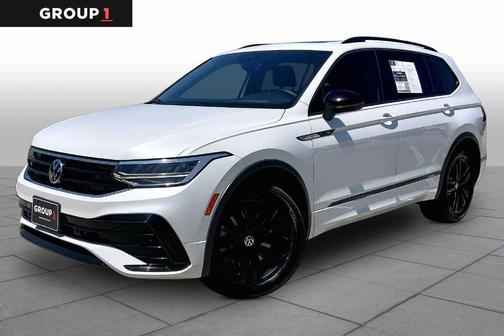 Oryx White Pearl Effect 2022 Volkswagen Tiguan 2.0T SE R-Line Black