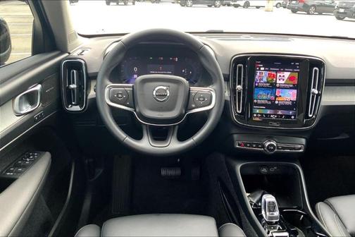 2025 Volvo XC40 B5 Ultra Bright Theme