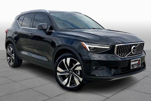 2025 Volvo XC40 B5 Ultra Bright Theme