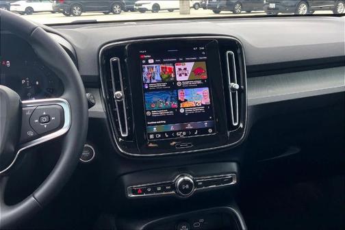 2025 Volvo XC40 B5 Ultra Bright Theme