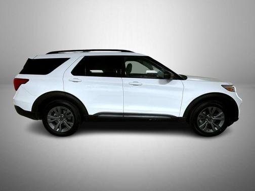 Oxford White 2021 Ford Explorer XLT