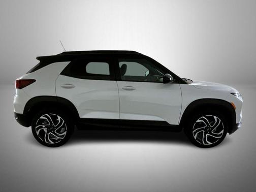 Iridescent Pearl Tricoat 2026 Chevrolet Trailblazer RS