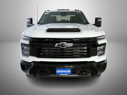 Summit White 2026 Chevrolet Silverado 2500 Custom