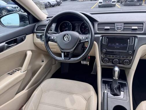 2017 Volkswagen Passat 1.8T R-Line w/Comfort