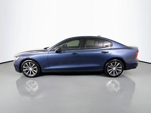 2022 Volvo S60 MOMENTUM