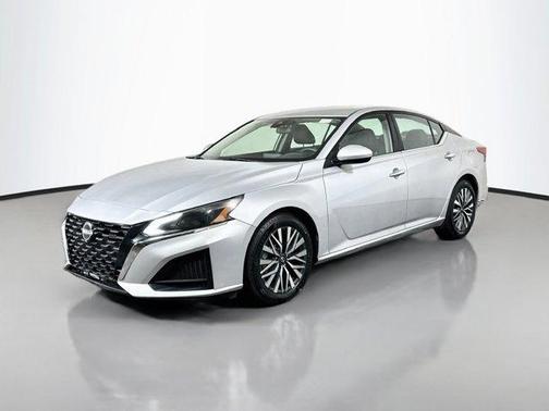 Brilliant Silver Metallic 2023 Nissan Altima 2.5 SV