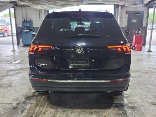 Deep Black Pearl Effect 2020 Volkswagen Tiguan 2.0T SE