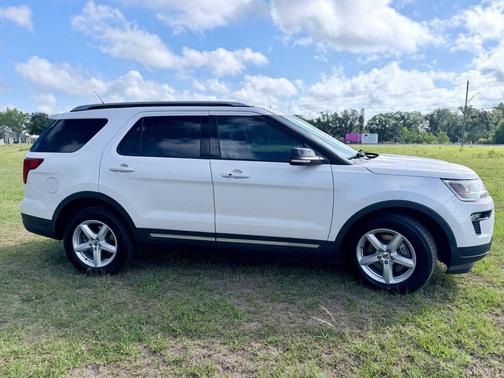 Oxford White 2018 Ford Explorer XLT