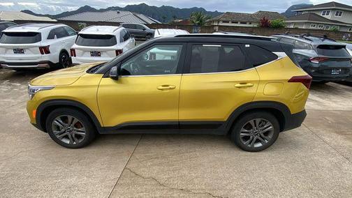 Starbright Yellow/Black Roof 2023 Kia Seltos S