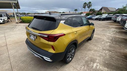 Starbright Yellow/Black Roof 2023 Kia Seltos S