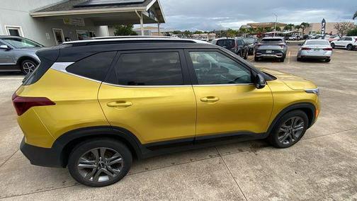 Starbright Yellow/Black Roof 2023 Kia Seltos S