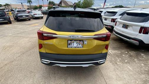 Starbright Yellow/Black Roof 2023 Kia Seltos S