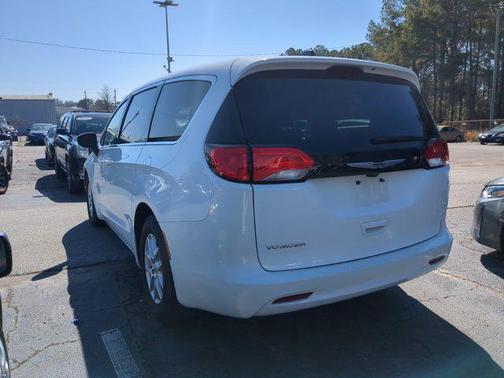 2022 Chrysler Voyager LX