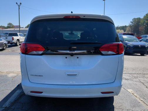 2022 Chrysler Voyager LX