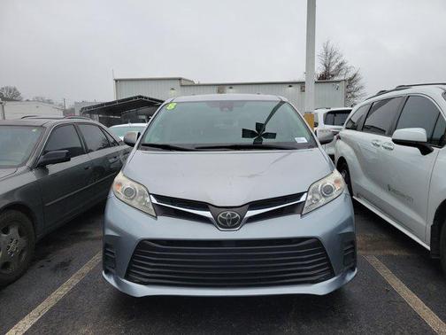 2018 Toyota Sienna LE