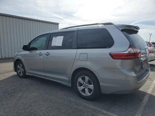 2018 Toyota Sienna LE