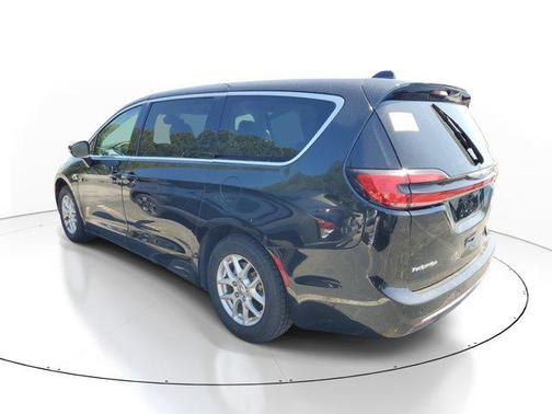 Brilliant Black Crystal Pearlcoat 2023 Chrysler Pacifica Touring L