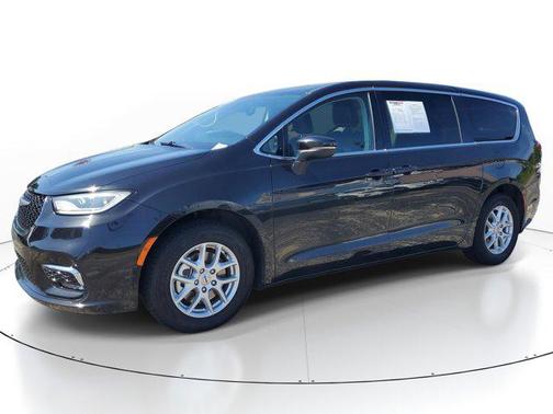 Brilliant Black Crystal Pearlcoat 2023 Chrysler Pacifica Touring L