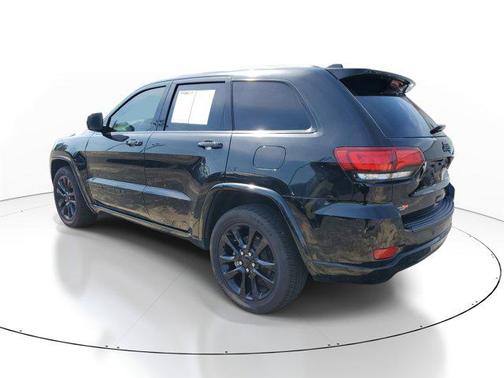 Diamond Black Crystal Pearlcoat 2022 Jeep Grand Cherokee Laredo